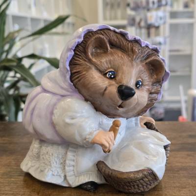 Igel mit Korb aus Keramik - Handbemalt -