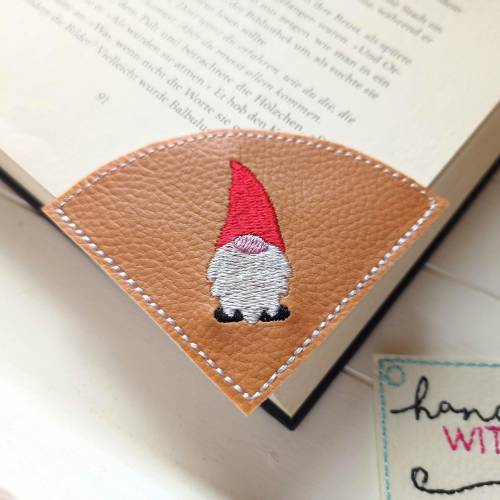 Handgemachtes Lesezeichen Wichtel – gestickt auf braunem Kunstleder, Leseecke, vegan
