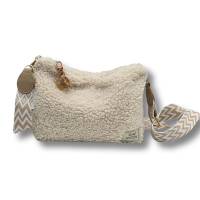 Kleine wollweiße Umhängetasche aus Teddyfell – handgemacht & kuschelig für Herbst und Winter (€49.90)
