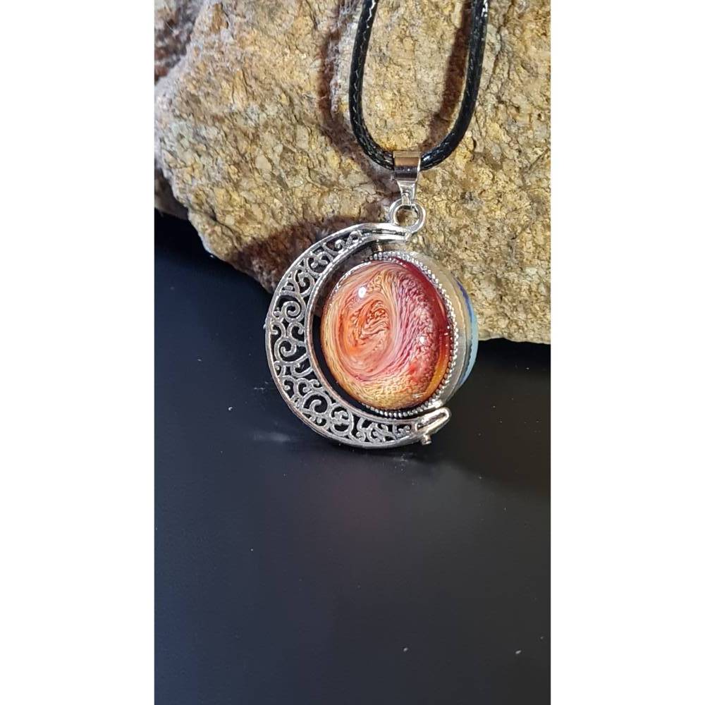 Handgefertigter drehbarer Anhänger 'Feuer & Eis' aus Epoxidharz mit Petri Art - Geschenk für Sie Bild 1