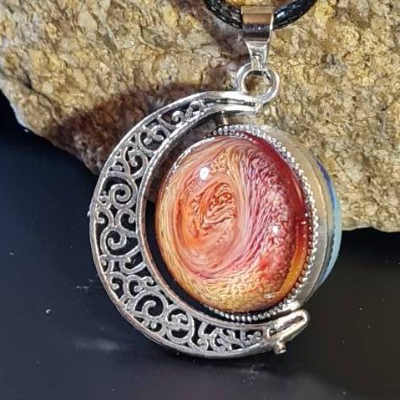 Handgefertigter drehbarer Anhänger 'Feuer & Eis' aus Epoxidharz mit Petri Art - Geschenk für Sie