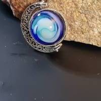 Handgefertigter drehbarer Anhänger 'Feuer & Eis' aus Epoxidharz mit Petri Art - Geschenk für Sie Bild 3