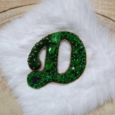 Brosche „Initiale D“ – handbestickt in Smaragdgrün