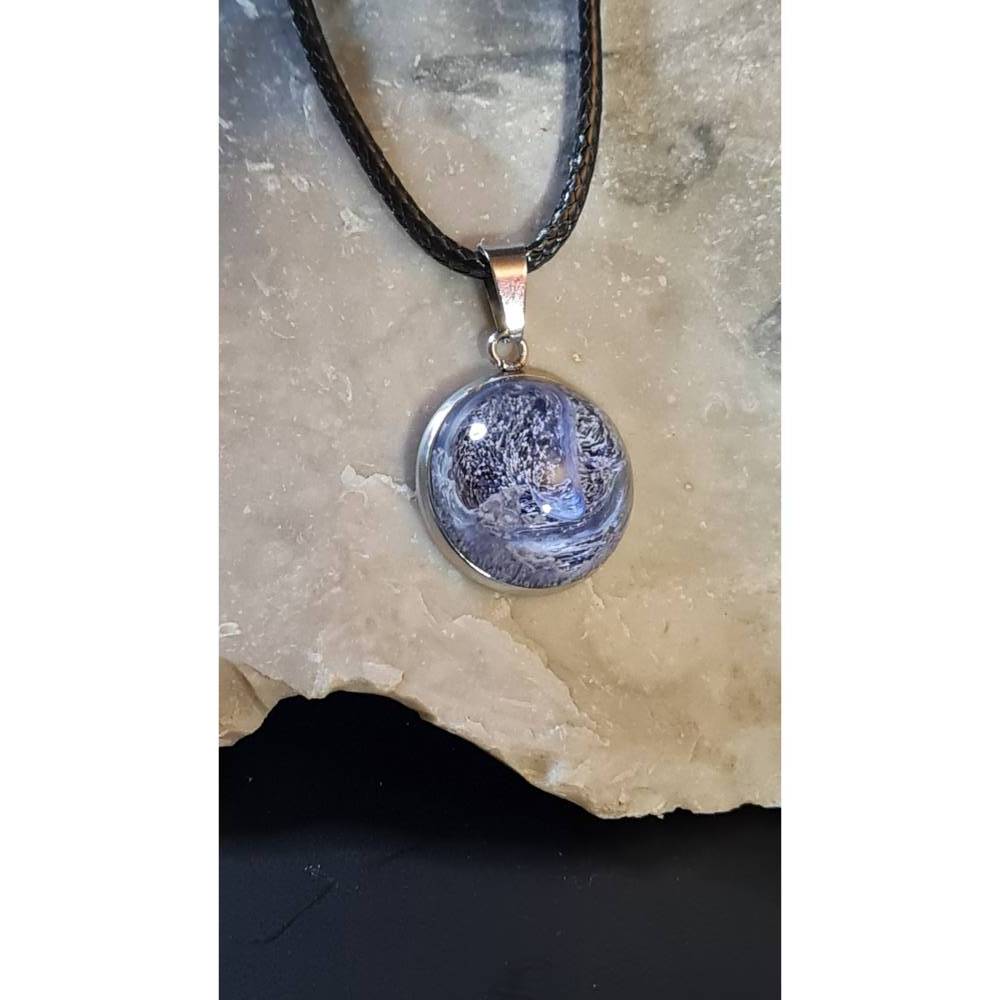 Handgefertigter Cabochon mit Alcohol Ink Effekt – Epoxidharz-Anhänger in Metallfassung an Baumwollkordel Bild 1