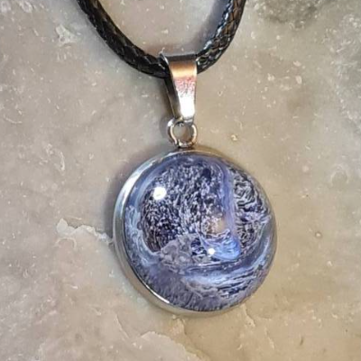 Handgefertigter Cabochon mit Alcohol Ink Effekt – Epoxidharz-Anhänger in Metallfassung an Baumwollkordel