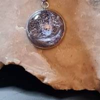 Handgefertigter Cabochon mit Alcohol Ink Effekt – Epoxidharz-Anhänger in Metallfassung an Baumwollkordel Bild 2