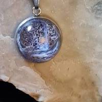 Handgefertigter Cabochon mit Alcohol Ink Effekt – Epoxidharz-Anhänger in Metallfassung an Baumwollkordel Bild 3