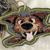 Hund crazy ITH Stickdatei 10x10cm – Lustiger Schlüsselanhänger & Taschenbaumler für Hunde-Fans Bild 8