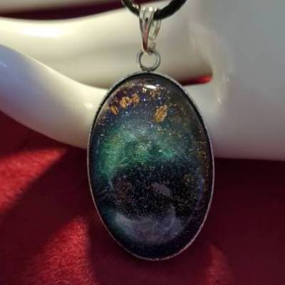 Handgefertigter Cabochon mit Alcohol Ink Effekt – Epoxidharz-Anhänger in Metallfassung an Baumwollkordel