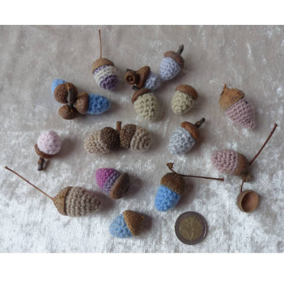 Gehäkelte Eicheln in verschiedenen Farben und Größen