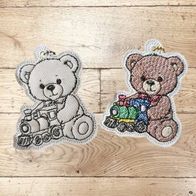 Stickdatei Teddy Schlüsselanhänger ITH Set 2595 – Niedliche Taschenbaumler & Anhänger