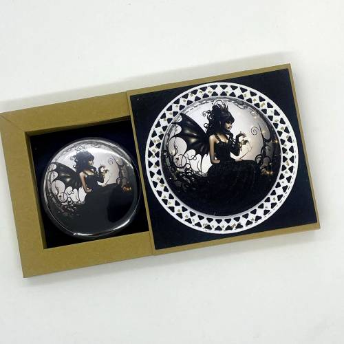 Gothic Taschenspiegel mit Fee – Geschenkidee & Mitbringsel im mystischen Stil