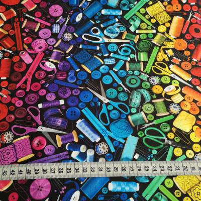 Baumwollstoff Patchworkstoff – Nähutensilien Regenbogenfarben auf Schwarz, Timeless Treasures, 110cm Breite