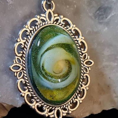 Handgefertigter Cabochon mit Alcohol Ink Effekt – Epoxidharz-Anhänger in Metallfassung an Baumwollkordel