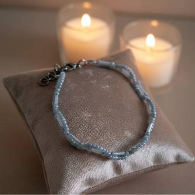 Nebula Pearl Armband – Handgemacht, zartgraue Glasperlen, Unisex, eleganter Perlenglanz