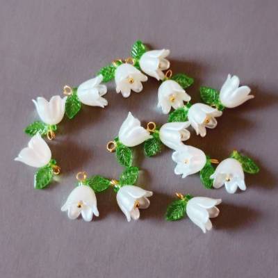 10 Maiglöckchen Anhänger Charms 3D Blume mit goldfarbenen Messingteilen, Weiß
