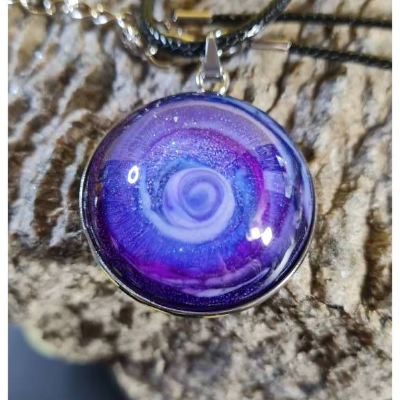 Schmuckanhänger Epoxidharz „Cosmic Swirl“ • 25 mm Petri Art Cabochon • Handgefertigtes Unikat mit Glitzer
