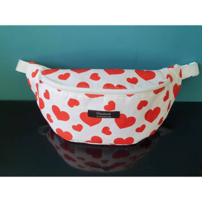 Weiße Bauchtasche mit roten Herzen – Wasserabweisend & stylisch