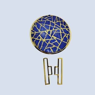 Handbemalte Gürtelschnalle auf Seide in Blau und Gold