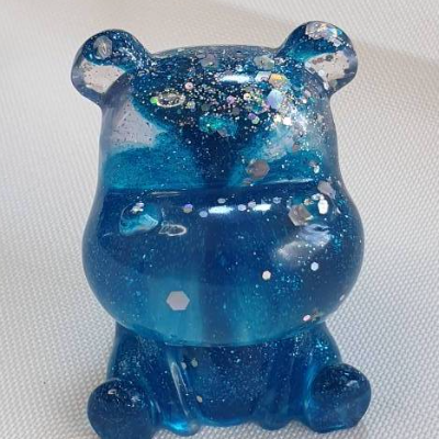 Dekofigur Hippo aus Epoxidharz in Blau mit Silberglitzer – Exklusive Dekoidee