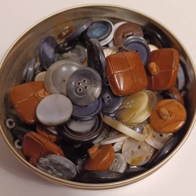 DDR Knopf-Konvolut 1950-1970 aus Berlin Lichtenberg in Blechdose – Vintage Sammlerknöpfe