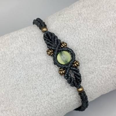 zierliches Makramee Armband in schwarz mit einer satinierten Glasperle und bronzefarbenen Metallperlen