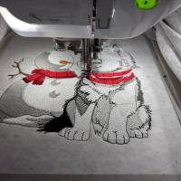 Husky mit Schneemann 12-14x18cm – Winterliche Eleganz für Deine Stickprojekte Bild 3