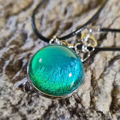 Unterwassertanz - Grüner Petri-Art Cabochon Anhänger aus Epoxidharz – handgefertigter Schmuck | Geschenk für Sie