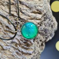 Unterwassertanz - Grüner Petri-Art Cabochon Anhänger aus Epoxidharz – handgefertigter Schmuck | Geschenk für Sie Bild 2