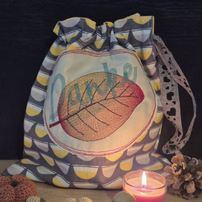 Herbstliches Blatt Danke – Freebie Stickdatei mit Relief- und Konturstich (10x10 cm)