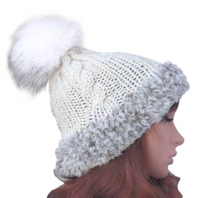 Wintermütze, Bommelmütze Weiß Grau handgestrickt – Kratzfrei, warm & mit Kunstfell Pompon