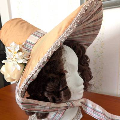 Romantische Schute aus Buckram, Filz & Seidentaft – Handgefertigtes Unikat im Stil der Romantic Era