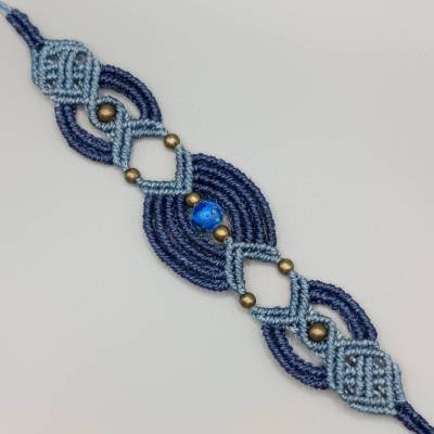 Makramee Armband in Blautönen mit einer marmorierten Acrylperle und bronzefarbenen Metallperlen