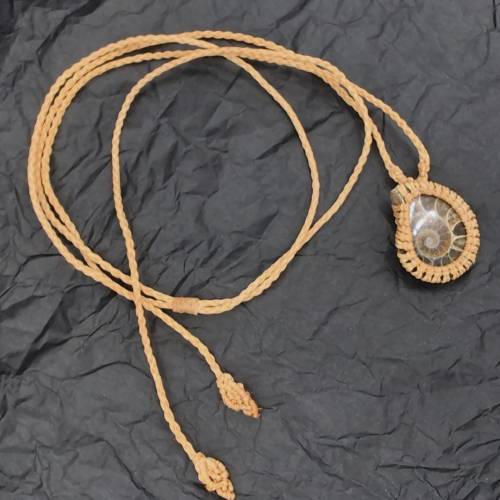Lange Fossilien Kette – Ammonit & Makramee Unikat – Stufenlos verstellbar bis 98 cm – Veganer Boho Schmuck