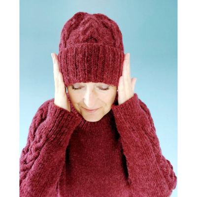 Naila Beanie – Strickanleitung für eine Mütze mit Zopfmuster (Größen S–L)