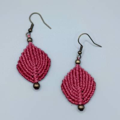 Makramee Ohrhänger in der Farbe beere mit bronzefarbenen Metallperlen