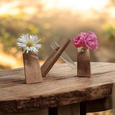 Blütenfreund – 3 Mini-Vasen aus Holz mit bruchfestem Röhrchen | Handgemacht aus Räuchereiche, Nussbaum, Jatoba, Merbau