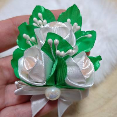 Handgemachte Schleifenbrosche mit Satinrosen, Anstecknadel, Handarbeit.