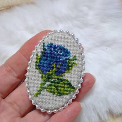 Handgefertigte Brosche „Blaue Stickrose“ , Anstecknadel, Handarbeit