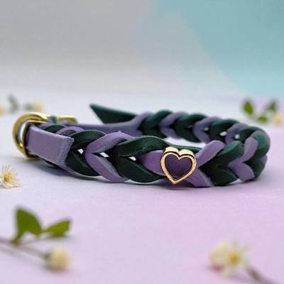 Halsband für Hunde aus Fettleder 2 farbig geflochten in dunkelgrün Lavendel mit Herz verstellbar von ca. 30 - 39 cm