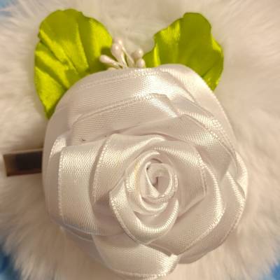 Satinblume „Weiße Rose“ – Brosche & Haarclip in einem