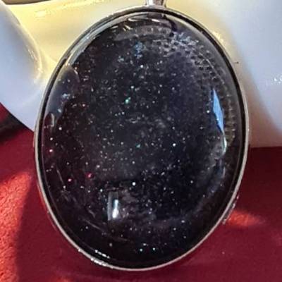 Handgefertigter Cabochon mit Alcohol Ink Effekt – Epoxidharz-Anhänger in Metallfassung an Baumwollkordel