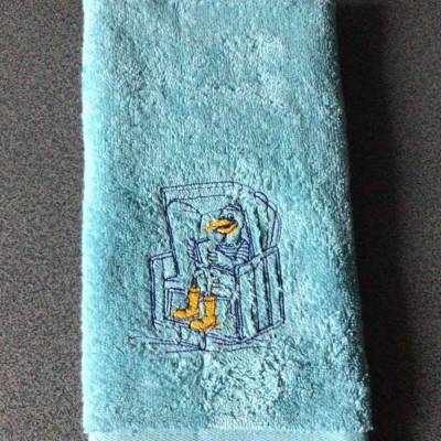 Bestickte Gästehandtücher hellblau personalisiert - Möwe im Strandkorb