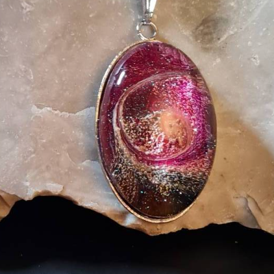 Handgefertigter Cabochon mit Alcohol Ink Effekt – Epoxidharz-Anhänger in Metallfassung an Baumwollkordel