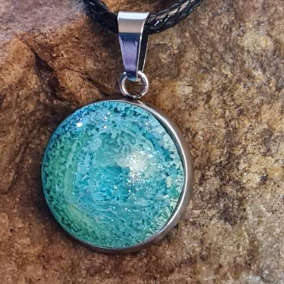 Handgefertigter Cabochon mit Alcohol Ink Effekt – Epoxidharz-Anhänger in Metallfassung an Baumwollkordel