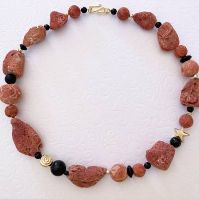 Kette orangerote Koralle 52 cm lang mit Onyx und Si925 vergoldet, Schaumkorallestücke, Geschenk Frau Mann, Handarbeit