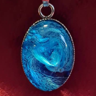 Handgefertigter Cabochon mit Alcohol Ink Effekt – Epoxidharz-Anhänger in Metallfassung an Baumwollkordel