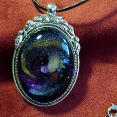 Handgefertigter Cabochon mit Alcohol Ink Effekt – Epoxidharz-Anhänger in Metallfassung an Baumwollkordel