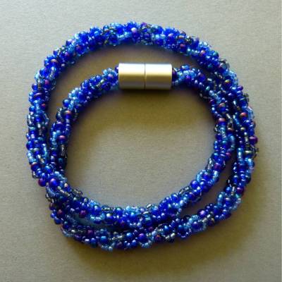 Halskette, Häkelkette blau violett, Länge 51 cm, Perlenkette, Glasperlen gehäkelt, Rocailles, Häkelschmuck
