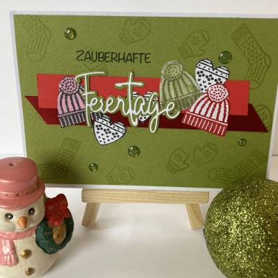 Handgemachte Weihnachtskarte Handschuhe Strümpfe Mütze Herz Grün DIN A6 Unikat Klappkarte